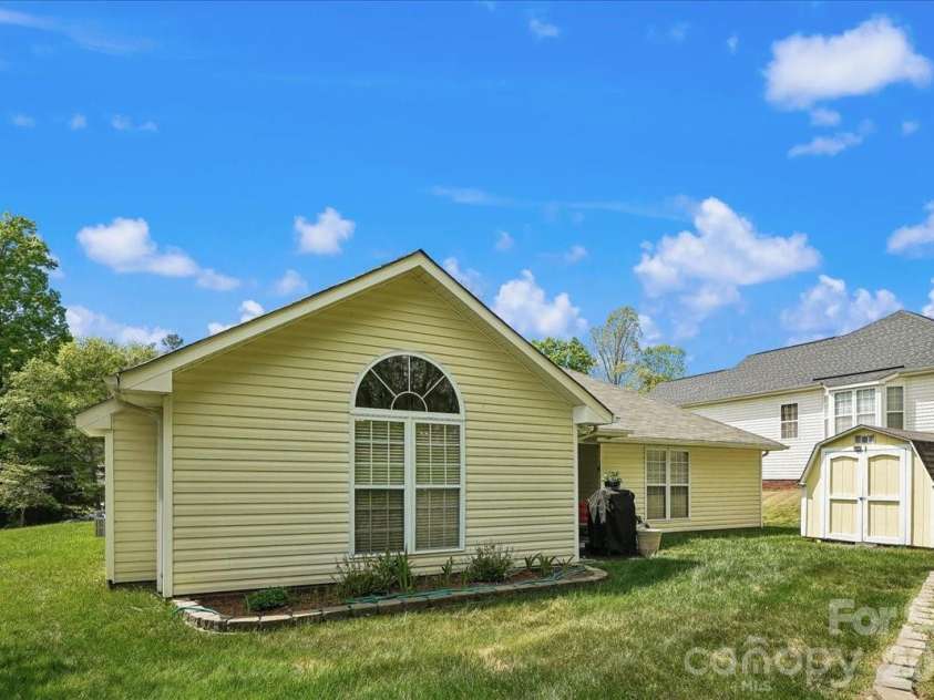 2127 Candlelight Woods Drive, Matthews, NC 28105.  MLS# CAR4369678, YatesRealty ID 11309. 