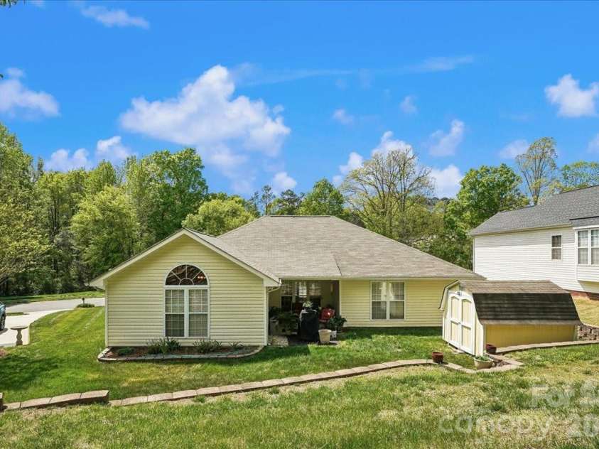 2127 Candlelight Woods Drive, Matthews, NC 28105.  MLS# CAR4369678, YatesRealty ID 11309. 