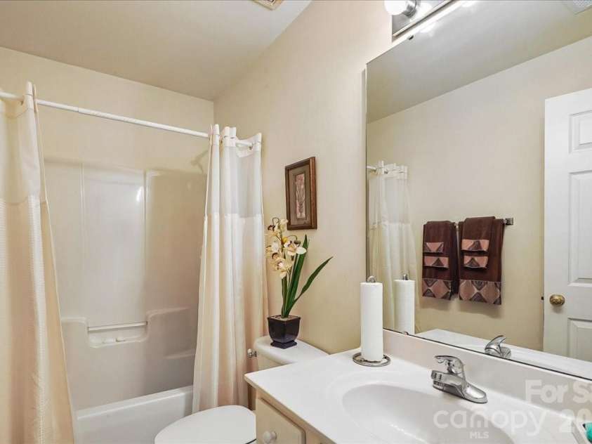 2127 Candlelight Woods Drive, Matthews, NC 28105.  MLS# CAR4369678, YatesRealty ID 11309. 