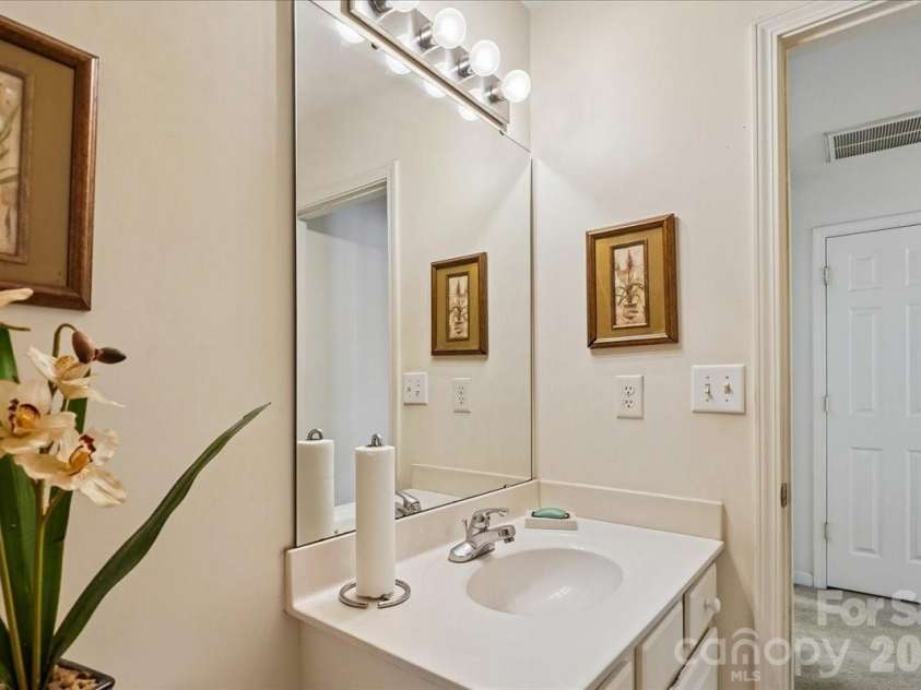 2127 Candlelight Woods Drive, Matthews, NC 28105.  MLS# CAR4369678, YatesRealty ID 11309. 