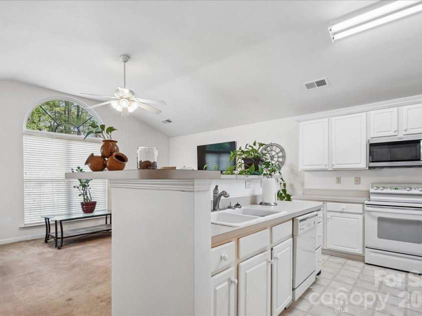 2127 Candlelight Woods Drive, Matthews, NC 28105.  MLS# CAR4369678, YatesRealty ID 11309. 