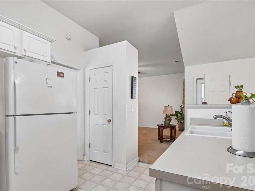 2127 Candlelight Woods Drive, Matthews, NC 28105.  MLS# CAR4369678, YatesRealty ID 11309. 