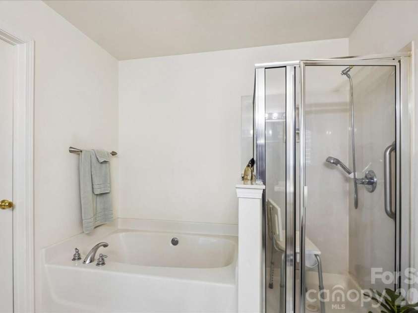 2127 Candlelight Woods Drive, Matthews, NC 28105.  MLS# CAR4369678, YatesRealty ID 11309. 