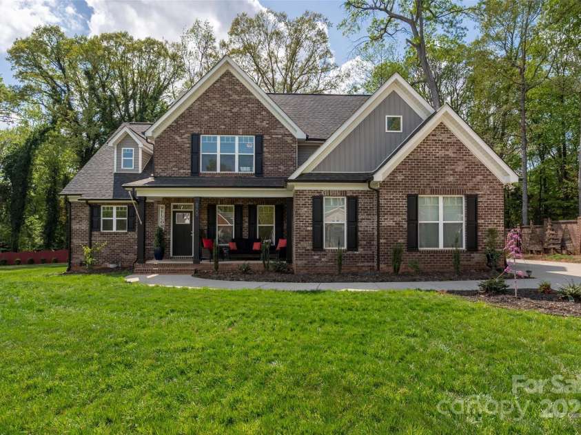 8209 Bella Vista Court, Charlotte, NC 28216.  MLS# CAR4243741, YatesRealty ID 11314. 