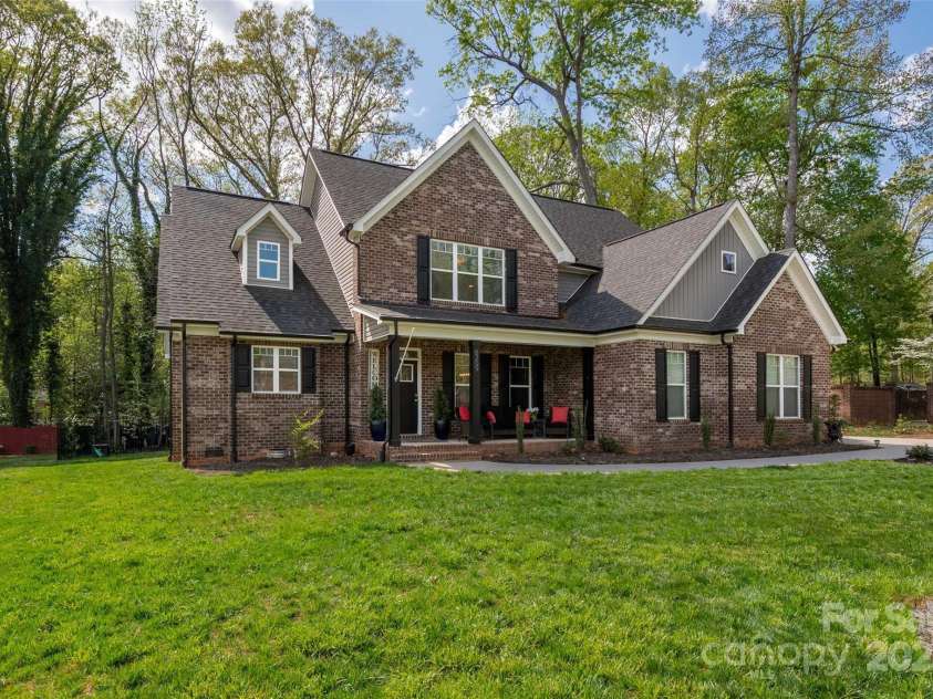 8209 Bella Vista Court, Charlotte, NC 28216.  MLS# CAR4243741, YatesRealty ID 11314. 
