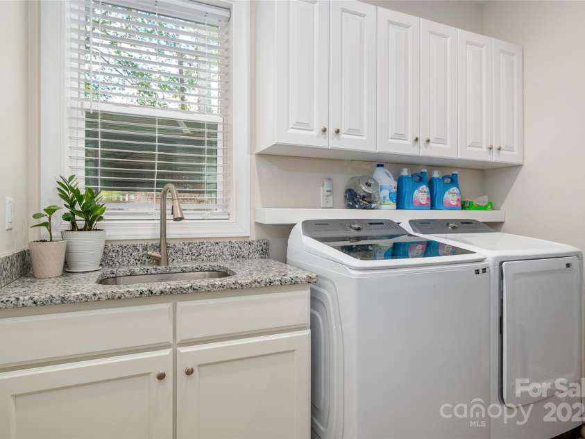 8209 Bella Vista Court, Charlotte, NC 28216.  MLS# CAR4243741, YatesRealty ID 11314. 