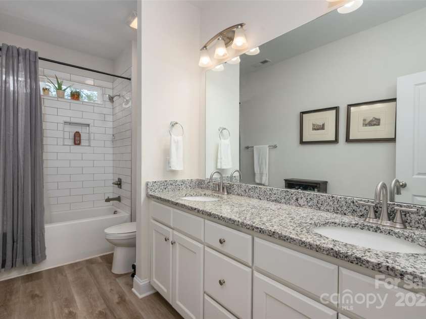 8209 Bella Vista Court, Charlotte, NC 28216.  MLS# CAR4243741, YatesRealty ID 11314. 