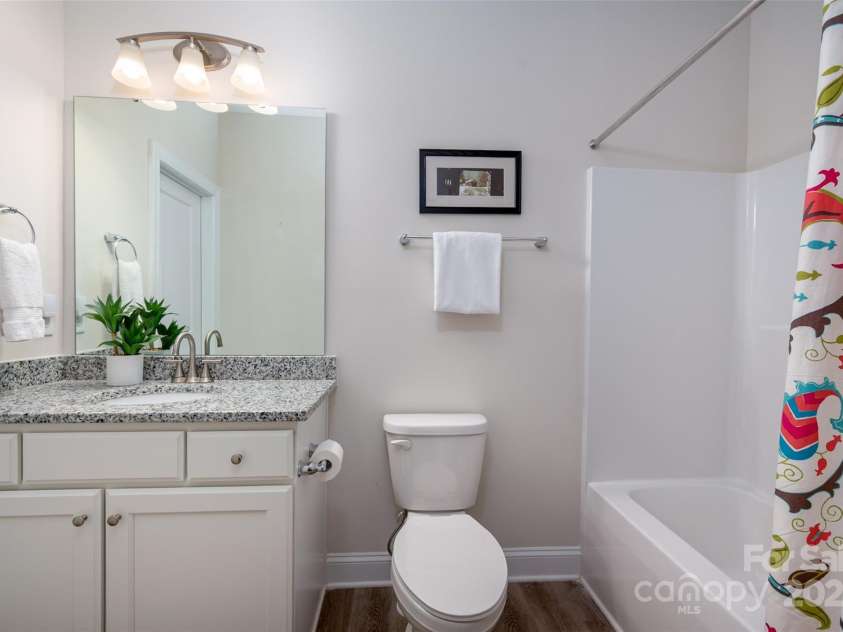 8209 Bella Vista Court, Charlotte, NC 28216.  MLS# CAR4243741, YatesRealty ID 11314. 