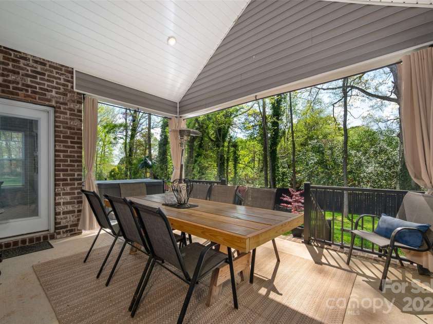 8209 Bella Vista Court, Charlotte, NC 28216.  MLS# CAR4243741, YatesRealty ID 11314. 