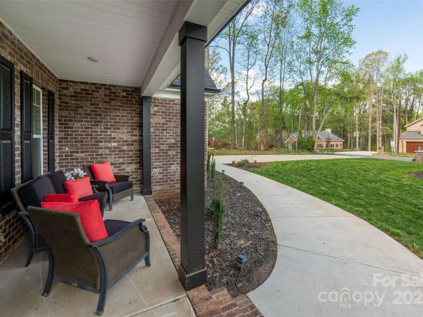 8209 Bella Vista Court, Charlotte, NC 28216.  MLS# CAR4243741, YatesRealty ID 11314. 
