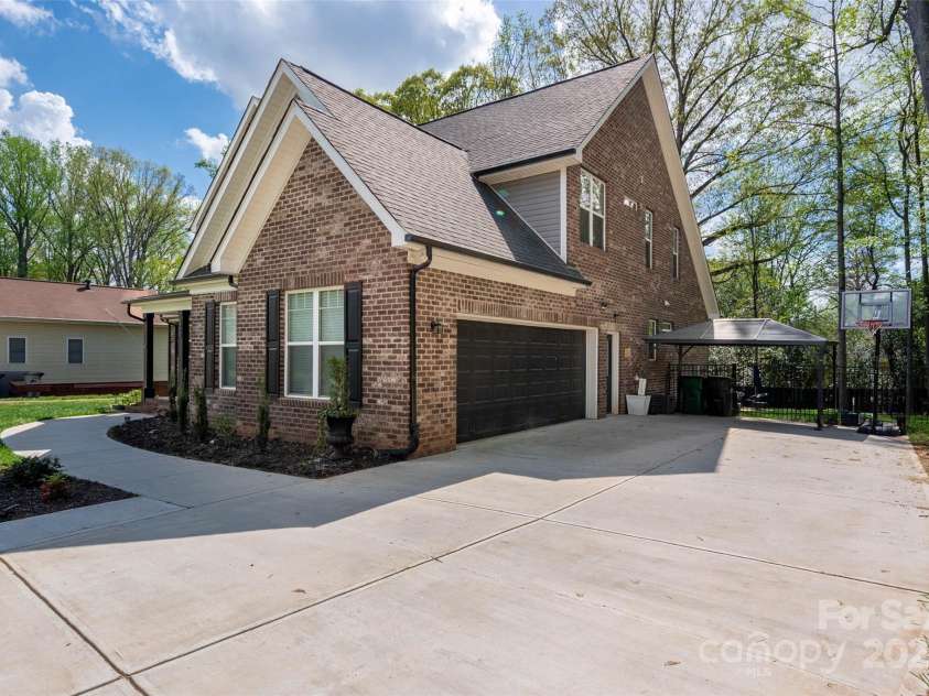 8209 Bella Vista Court, Charlotte, NC 28216.  MLS# CAR4243741, YatesRealty ID 11314. 