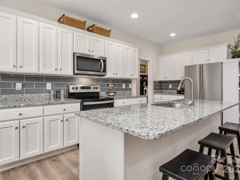 8209 Bella Vista Court, Charlotte, NC 28216.  MLS# CAR4243741, YatesRealty ID 11314. 