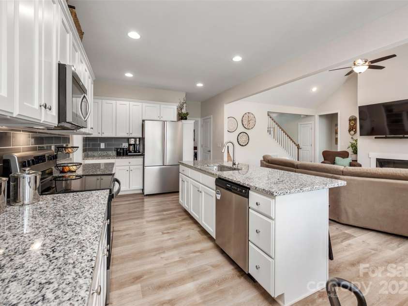 8209 Bella Vista Court, Charlotte, NC 28216.  MLS# CAR4243741, YatesRealty ID 11314. 