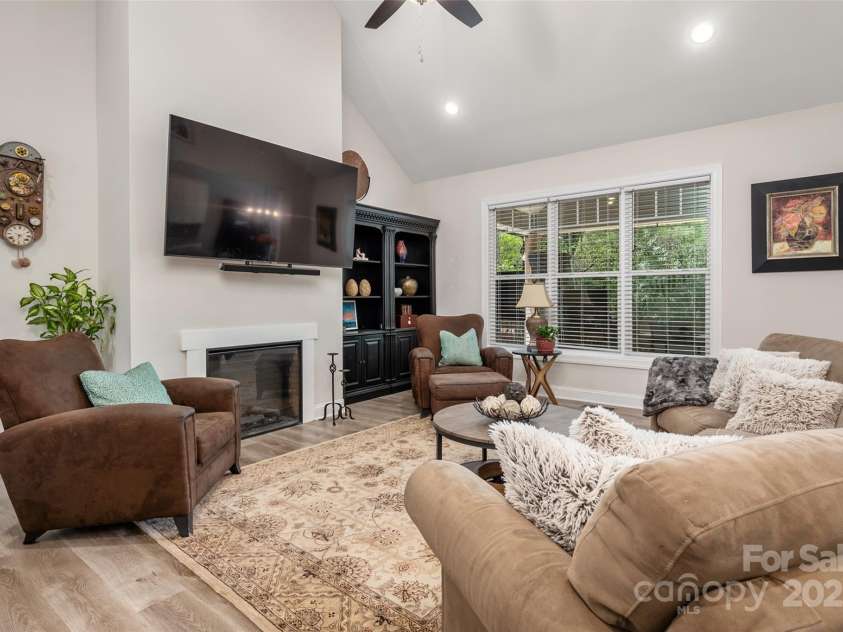 8209 Bella Vista Court, Charlotte, NC 28216.  MLS# CAR4243741, YatesRealty ID 11314. 