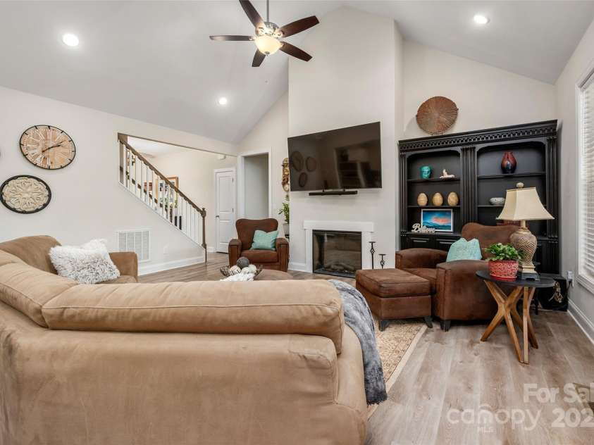 8209 Bella Vista Court, Charlotte, NC 28216.  MLS# CAR4243741, YatesRealty ID 11314. 