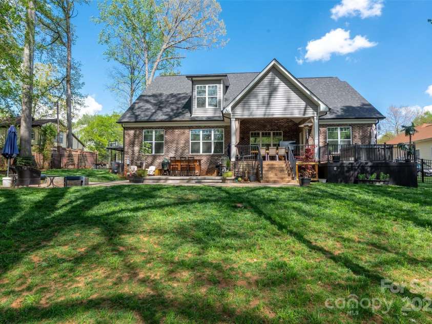 8209 Bella Vista Court, Charlotte, NC 28216.  MLS# CAR4243741, YatesRealty ID 11314. 