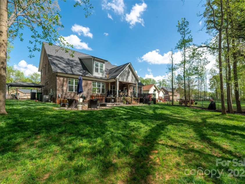 8209 Bella Vista Court, Charlotte, NC 28216.  MLS# CAR4243741, YatesRealty ID 11314. 