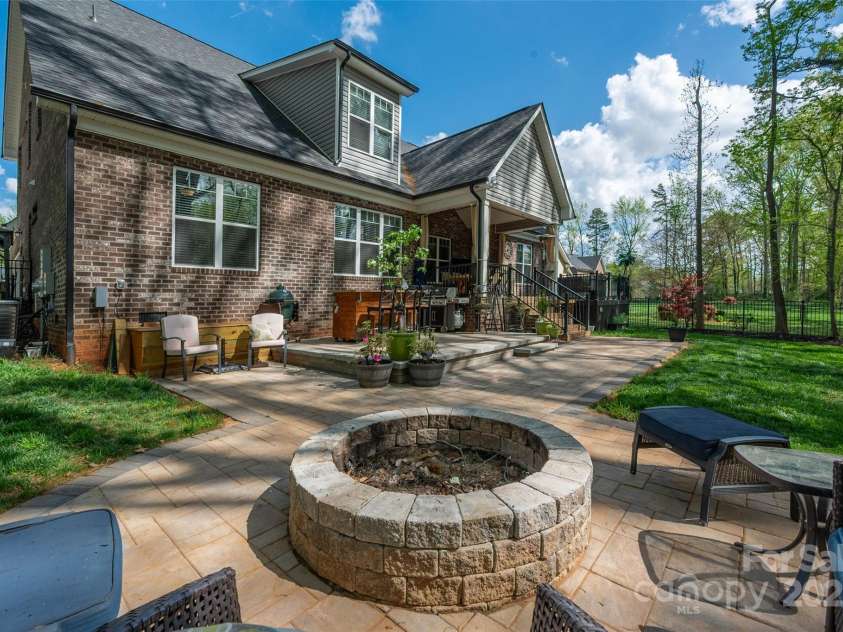 8209 Bella Vista Court, Charlotte, NC 28216.  MLS# CAR4243741, YatesRealty ID 11314. 