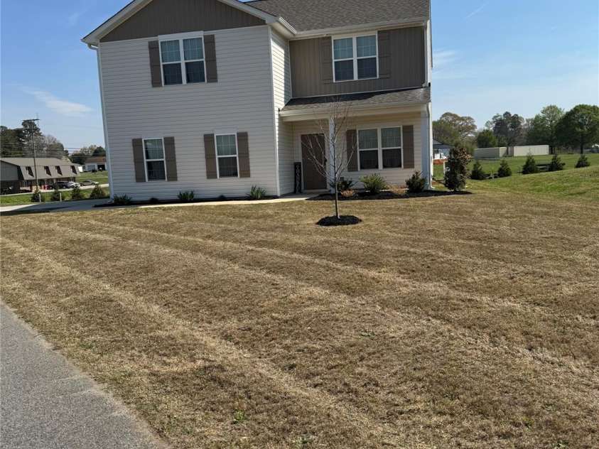 121 Asbury Place, Lexington, NC 27295.  MLS# CAR4352347, YatesRealty ID 11318. 