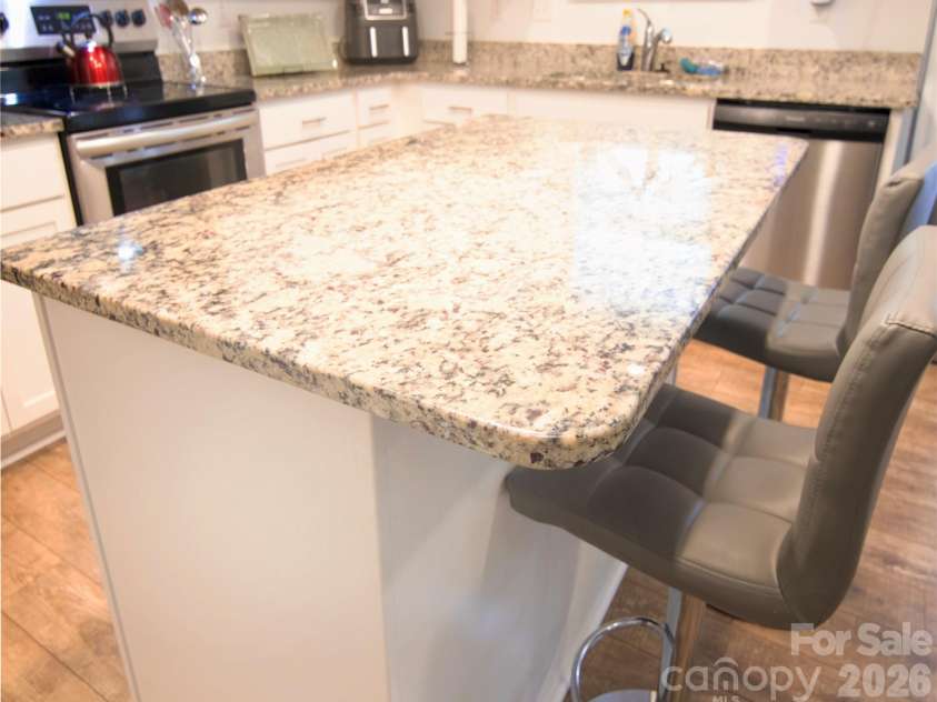 121 Asbury Place, Lexington, NC 27295.  MLS# CAR4352347, YatesRealty ID 11318. Kitchen Island