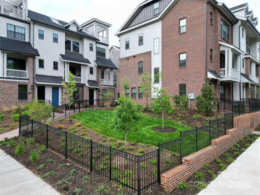 4121 Selwyn Walk Court, Charlotte, NC 28209.  MLS# CAR4237040, YatesRealty ID 11323. Green Space in Neighborhood