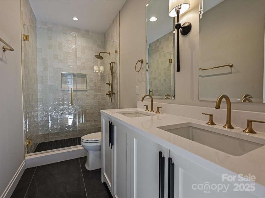 4121 Selwyn Walk Court, Charlotte, NC 28209.  MLS# CAR4237040, YatesRealty ID 11323. Primary Bathroom