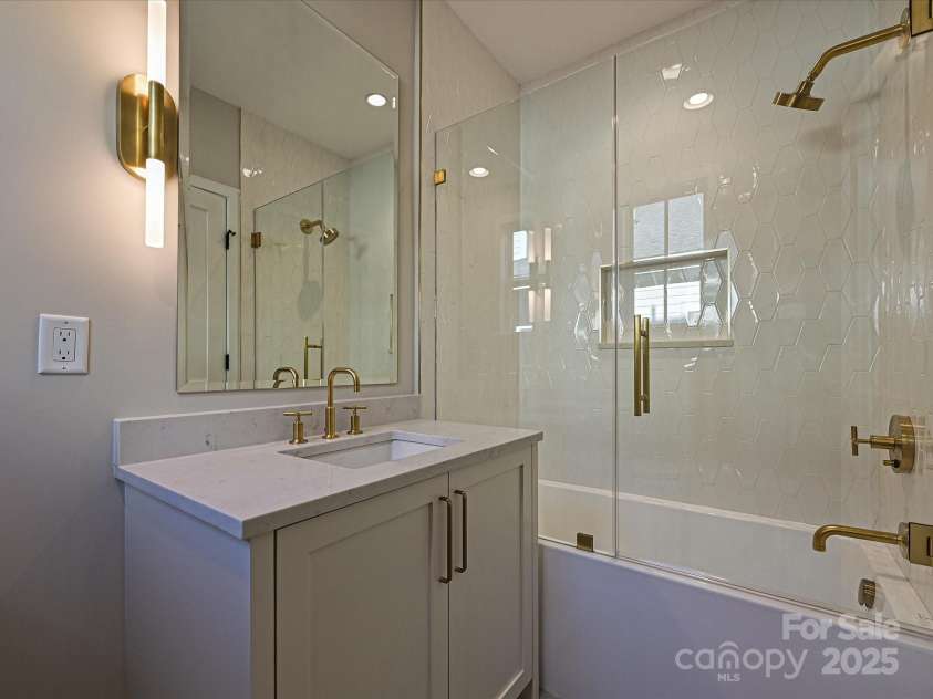 4121 Selwyn Walk Court, Charlotte, NC 28209.  MLS# CAR4237040, YatesRealty ID 11323. Secondary Bathroom
