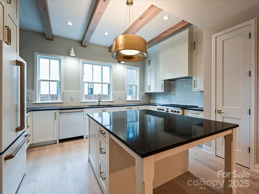 4121 Selwyn Walk Court, Charlotte, NC 28209.  MLS# CAR4237040, YatesRealty ID 11323. Welcome Home!