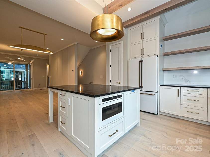 4121 Selwyn Walk Court, Charlotte, NC 28209.  MLS# CAR4300818, YatesRealty ID 11323. 