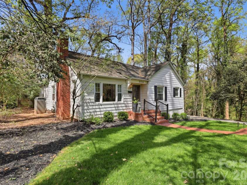 2732 Temple Lane, Charlotte, NC 28205.  MLS# CAR4362386, YatesRealty ID 11324. 