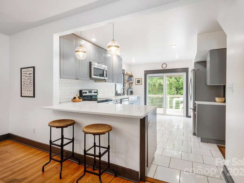 81 Bear Creek Road, Asheville, NC 28806.  MLS# CAR4253442, YatesRealty ID 11325. Gleaming Eat-in Kitchen