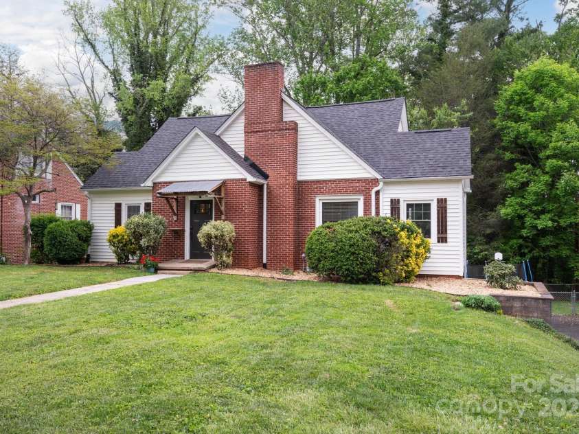 81 Bear Creek Road, Asheville, NC 28806.  MLS# CAR4253442, YatesRealty ID 11325. Level Front Yard