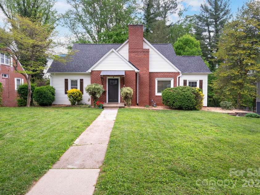 81 Bear Creek Road, Asheville, NC 28806.  MLS# CAR4253442, YatesRealty ID 11325. Malvern Hills Updated Home