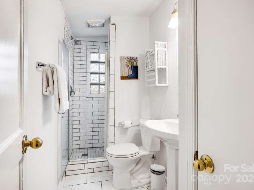 336&351 Colony Road, Hendersonville, NC 28792.  MLS# CAR4253932, YatesRealty ID 11328. 351 full bathroom