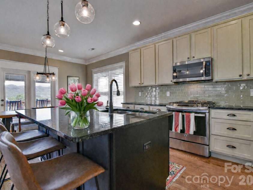 3 Leeds Lane, Black Mountain, NC 28711.  MLS# CAR4369032, YatesRealty ID 11329. 