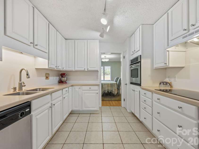102 Crowfields Drive, Asheville, NC 28803.  MLS# CAR4352094, YatesRealty ID 11332. 