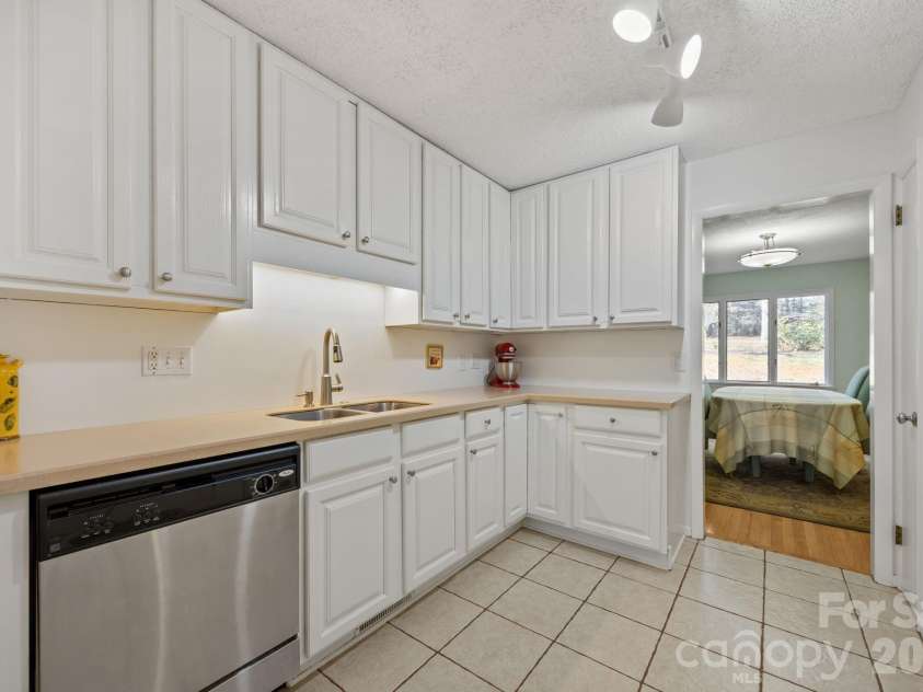 102 Crowfields Drive, Asheville, NC 28803.  MLS# CAR4352094, YatesRealty ID 11332. Flowing Kitchen