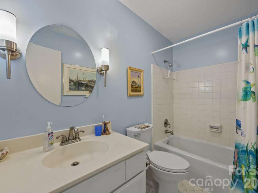 102 Crowfields Drive, Asheville, NC 28803.  MLS# CAR4352094, YatesRealty ID 11332. Hall Bath