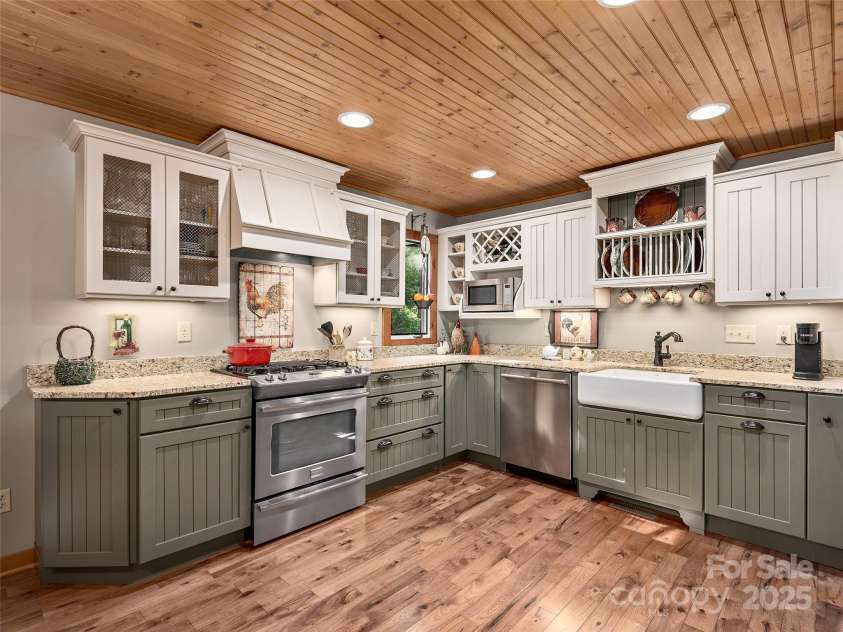 150 Cove Loop Road, Hendersonville, NC 28739.  MLS# CAR4243954, YatesRealty ID 11332. 