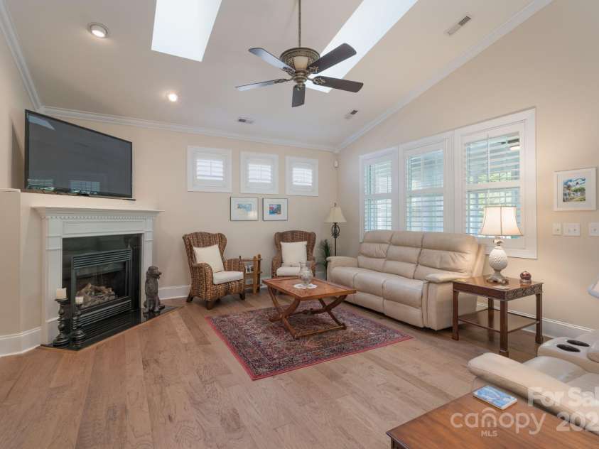 11008 Round Rock Road, Charlotte, NC 28277.  MLS# CAR4251627, YatesRealty ID 11333. Family Room with Fireplace