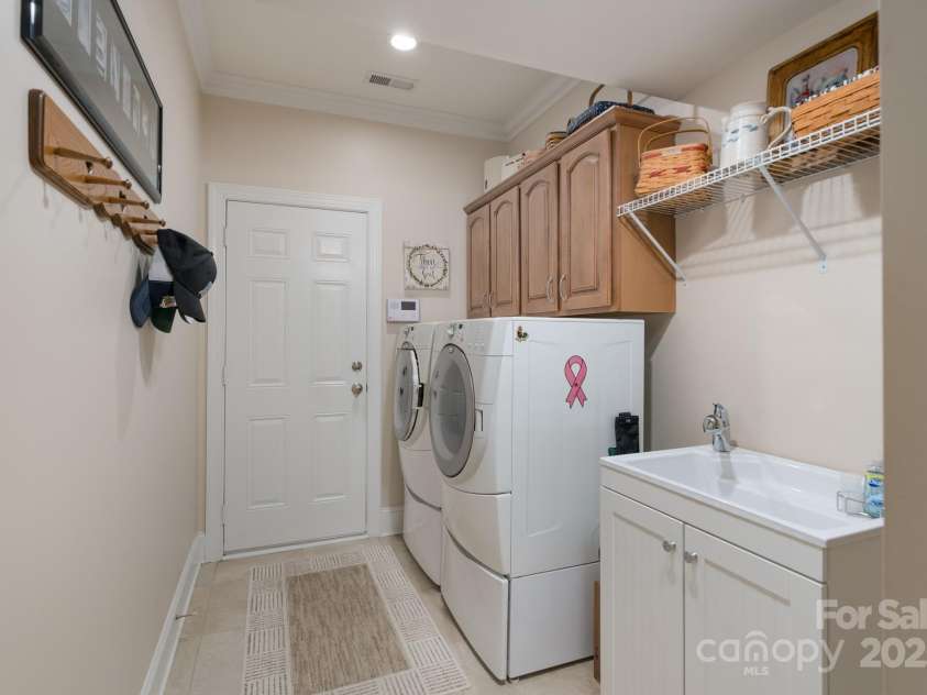 11008 Round Rock Road, Charlotte, NC 28277.  MLS# CAR4251627, YatesRealty ID 11333. Laundry Room with sink and Cabinets