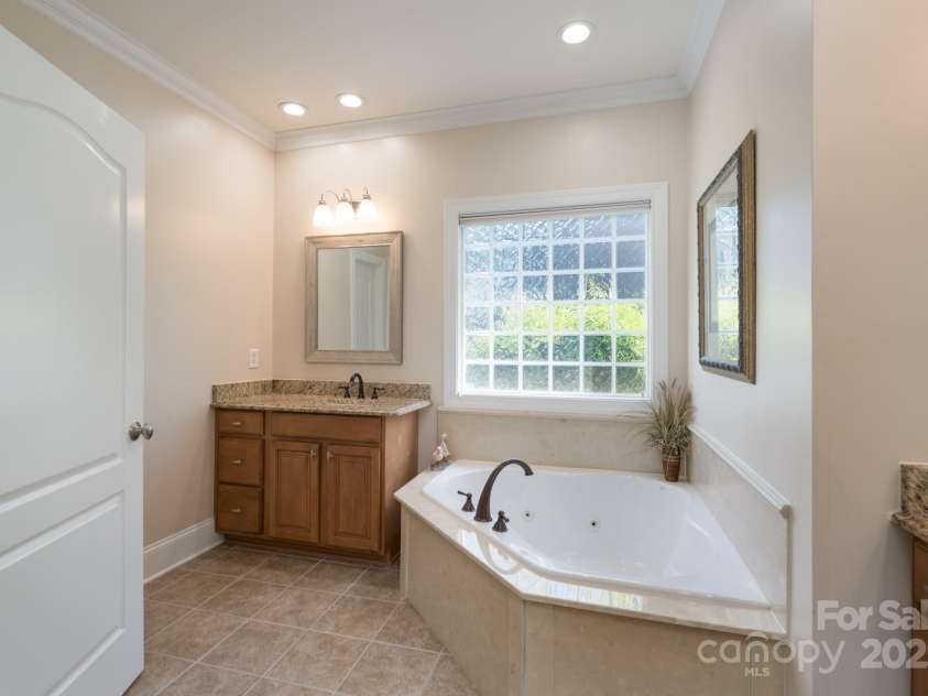 11008 Round Rock Road, Charlotte, NC 28277.  MLS# CAR4251627, YatesRealty ID 11333. Primary Bathroom