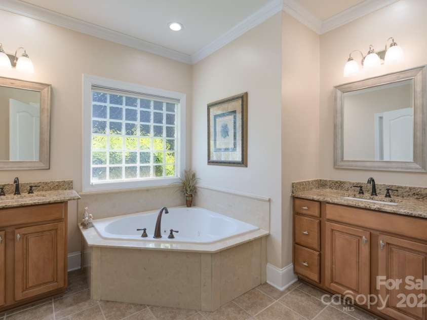 11008 Round Rock Road, Charlotte, NC 28277.  MLS# CAR4251627, YatesRealty ID 11333. Primary Bathroom with double Vanities