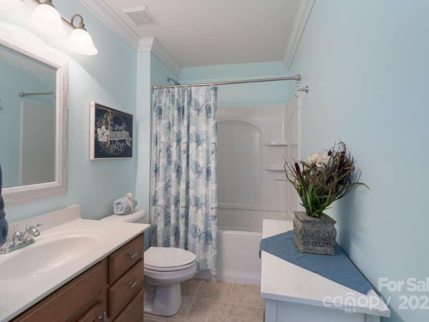 11008 Round Rock Road, Charlotte, NC 28277.  MLS# CAR4251627, YatesRealty ID 11333. Upper Level Secondary Full Bathroom