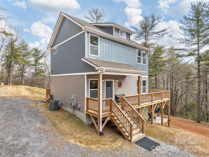 46 Old Chestnut Lane, Hendersonville, NC 28739.  MLS# CAR4224347, YatesRealty ID 11334. 