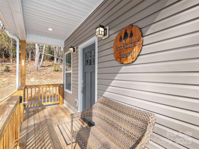 46 Old Chestnut Lane, Hendersonville, NC 28739.  MLS# CAR4224347, YatesRealty ID 11334. 