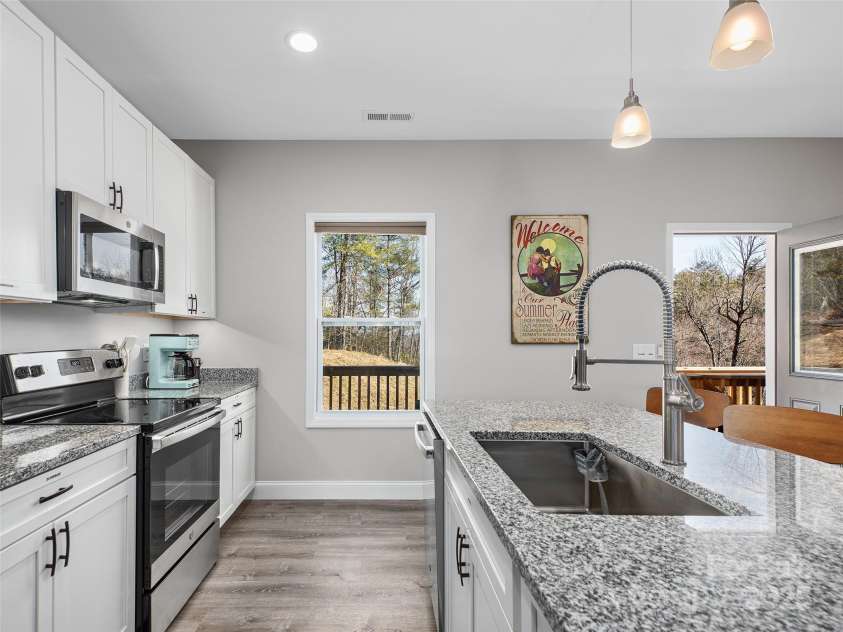 46 Old Chestnut Lane, Hendersonville, NC 28739.  MLS# CAR4224347, YatesRealty ID 11334. 