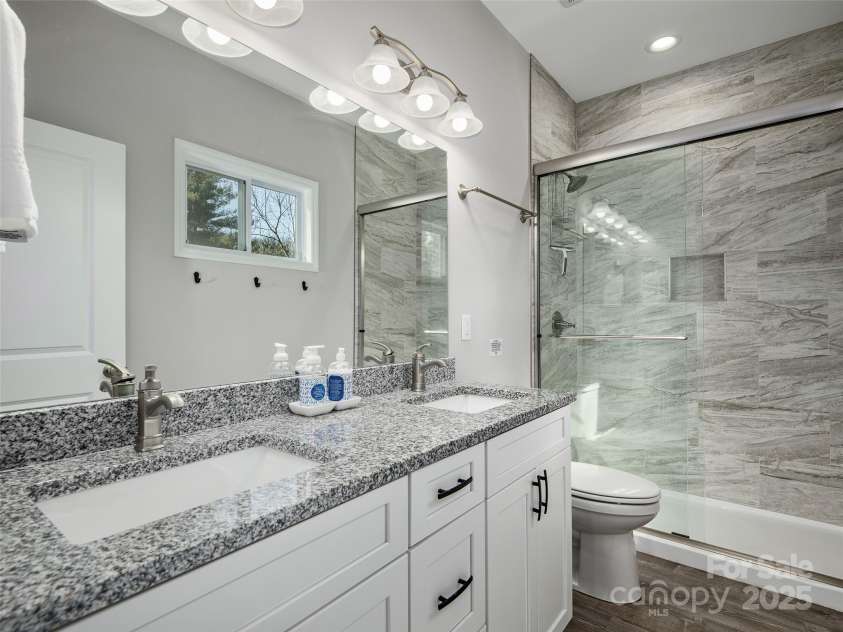 46 Old Chestnut Lane, Hendersonville, NC 28739.  MLS# CAR4224347, YatesRealty ID 11334. 