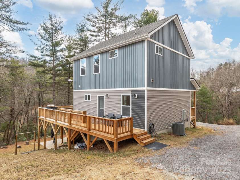 46 Old Chestnut Lane, Hendersonville, NC 28739.  MLS# CAR4224347, YatesRealty ID 11334. 