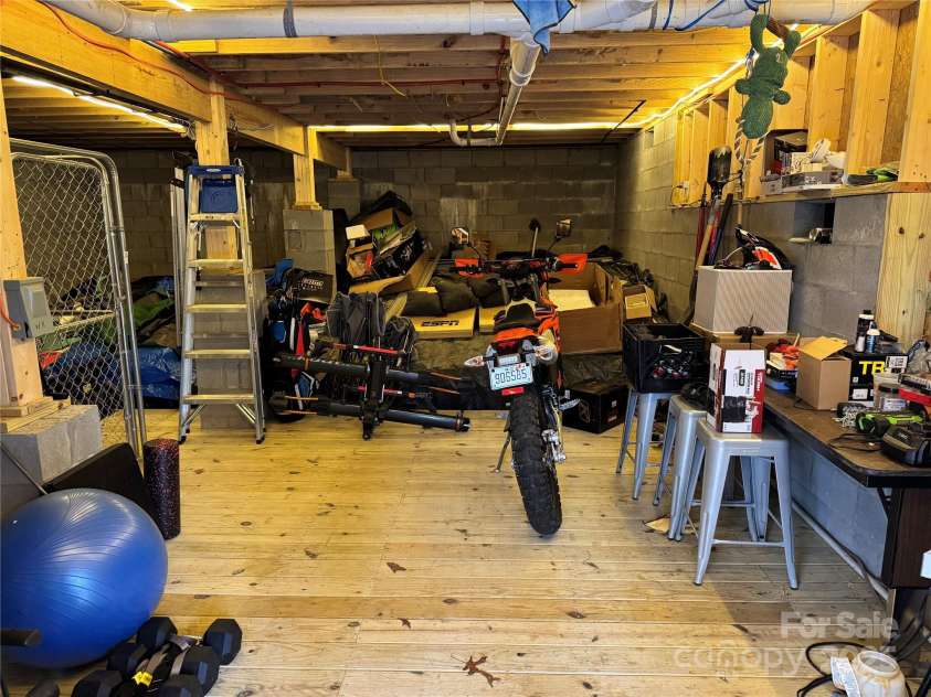 46 Old Chestnut Lane, Hendersonville, NC 28739.  MLS# CAR4224347, YatesRealty ID 11334. 